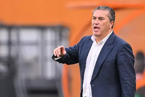 انطلق عهد جوزيه بيسيرو كمدير فني للزمالك بإجراءات تأهيلية مكثفة للاعبين المصابين، وتصريحات تحفيزية تؤكد على أهمية العمل الجماعي لتحقيق البطولات خلال الفترة المقبلة.