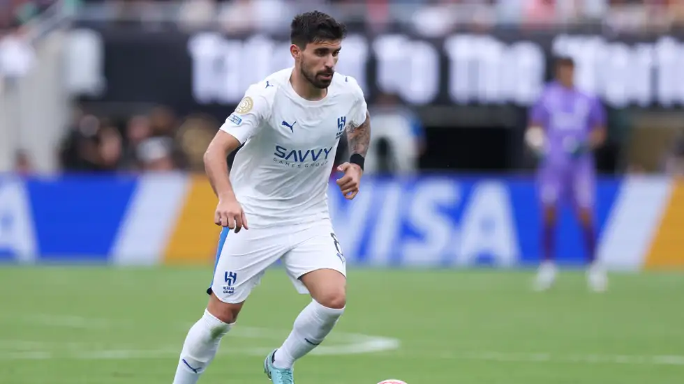 الهلال يكشف عن زيه الجديد للموسم المقبل.. أزرق داكن وأناقة كلاسيكية