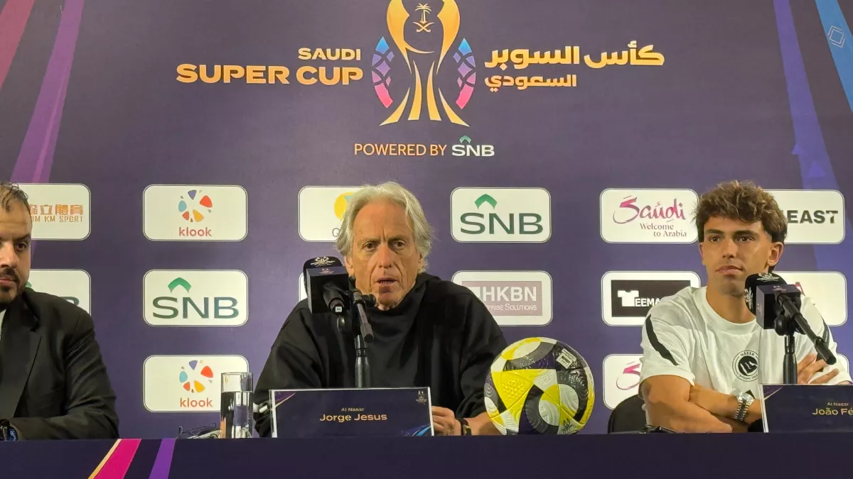 خيسوس وقيادات النصر يراقبون منافسهم المحتمل في نهائي السوبر السعودي