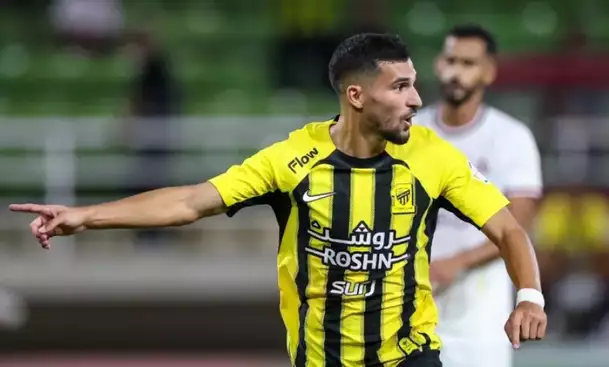 إصابة حسام عوار تهدد مشاركته مع المنتخب الجزائري.. وغياب متوقع لأكثر من أسبوعين