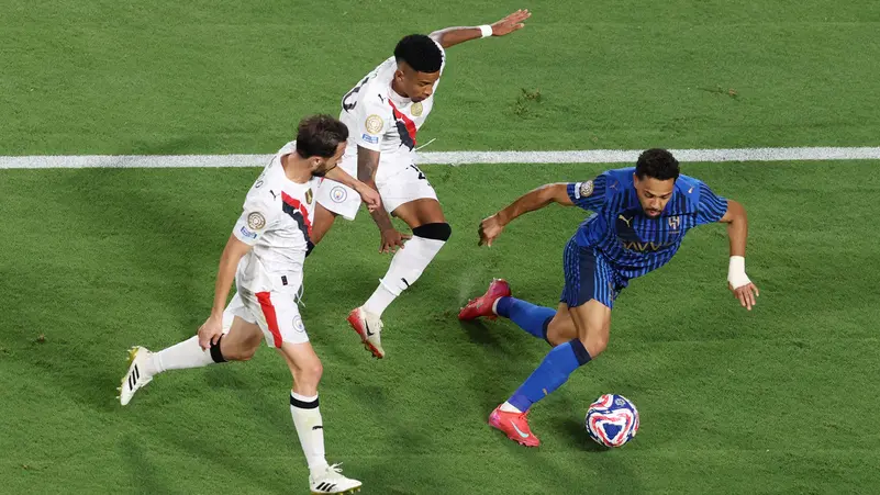 خبير: مانشستر سيتي نجا من إحراق تاريخي أمام الهلال.. وغوارديولا أمام اختبار حقيقي