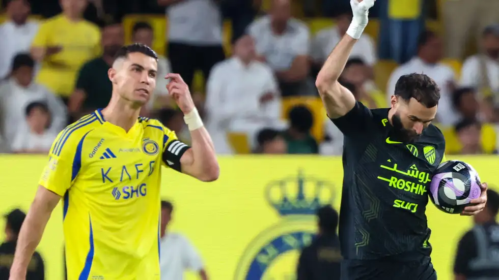 بنزيما يتوج بلقب الدوري السعودي ويكتب فصلاً جديداً في منافسته التاريخية مع رونالدو