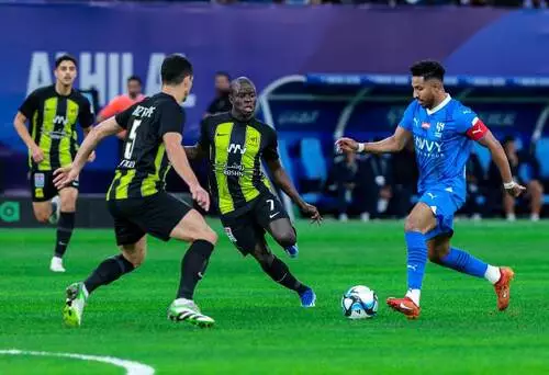 لجنة الحكام تُعلن عن حكم مباراة الهلال والاتحاد في الكلاسيكو السعودي