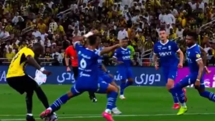 الخبير التحكيمي جمال الغندور يفجر مفاجأة حول أخطاء التحكيم في مباراة الاتحاد والهلال، مؤكدًا أن الحكم تجاهل ركلة جزاء واضحة لصالح الاتحاد، مما أثار الجدل حول عدالة القرارات.