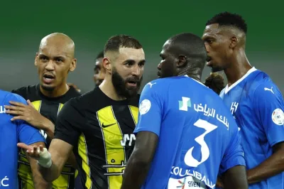 الاتحاد والهلال يلتقيان في كلاسيكو الدوري السعودي، حيث يسعى الاتحاد لتوسيع الفارق مع الهلال، بينما يحاول الزعيم تقليص الفارق إلى نقطة واحدة في سباق اللقب.