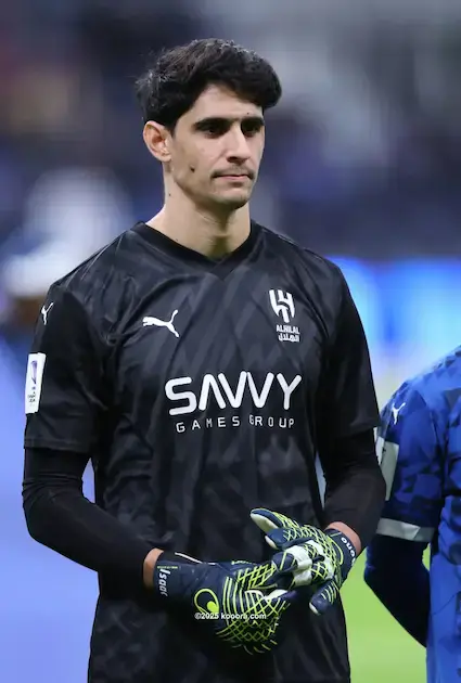 صراع حراس المرمى في كلاسيكو الهلال والأهلي: بونو وميندي في مواجهة إحصائية