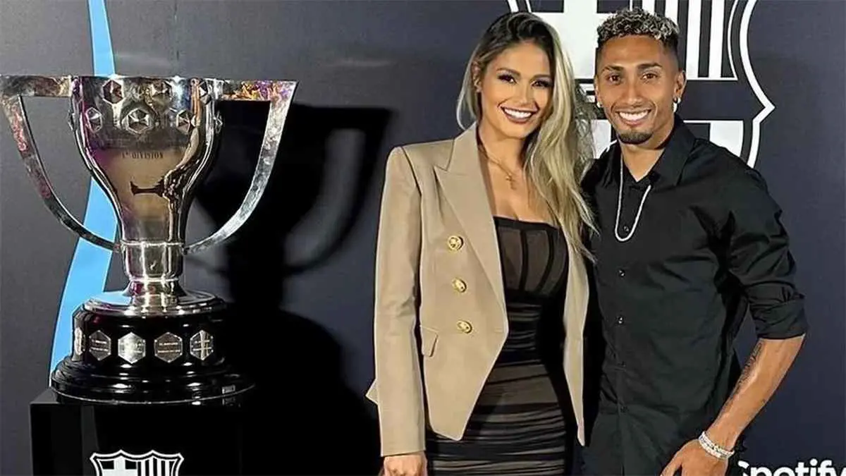 زوجة رافينيا تخطف الأنظار في احتفالات برشلونة بتصرف "جنوني"