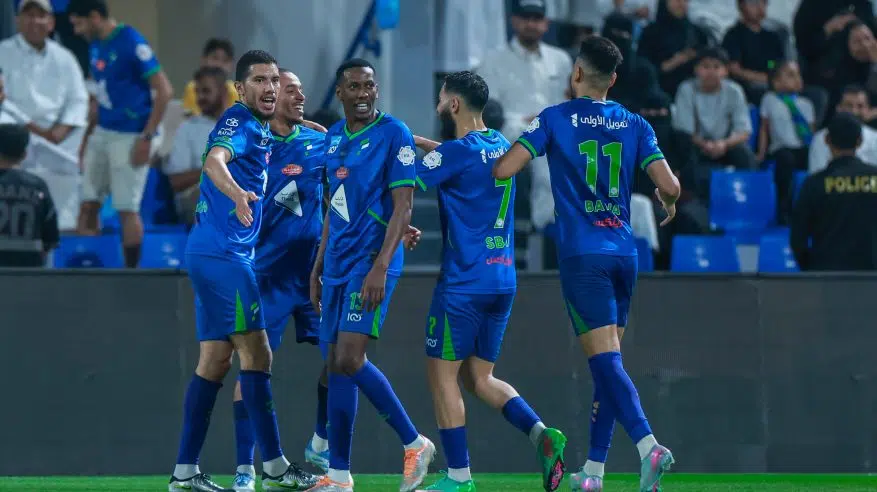 الفتح يصدم الهلال بتقدم ثنائي في الشوط الأول بملعب النموذجي