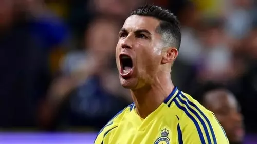 كريستيانو رونالدو يظهر غضبًا واضحًا بعد نهاية الشوط الأول في مباراة النصر والوحدة
