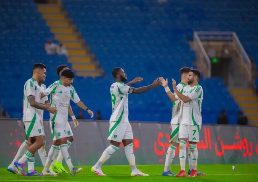 الأهلي يعزز آماله الآسيوية بفوز قوي على الرائد في الدوري السعودي