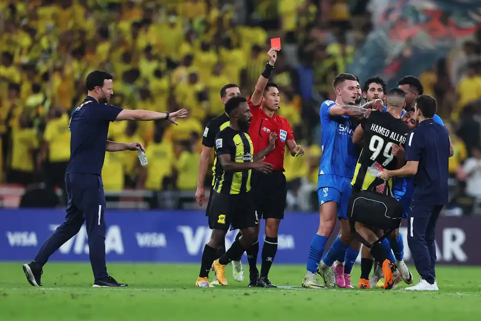 اشتباك حاد بين حمد الله وميتروفيتش يشعل ديربي الشباب والهلال