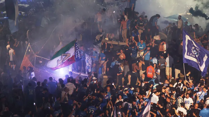 احتفالات نابولي بلقب الدوري تتحول لمشاهد عنف.. إصابات بالجملة واعتقالات