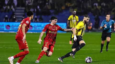 جدل تحكيمي واسع حول أهداف رونالدو وبنزيما في الدوري السعودي