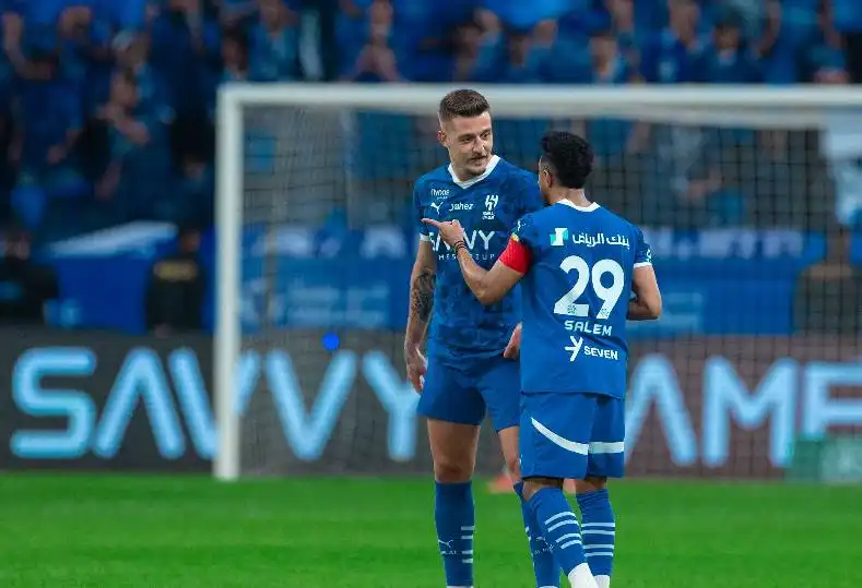 الهلال يتقدم على الشباب بهدف مميز للدوسري في ديربي العاصمة