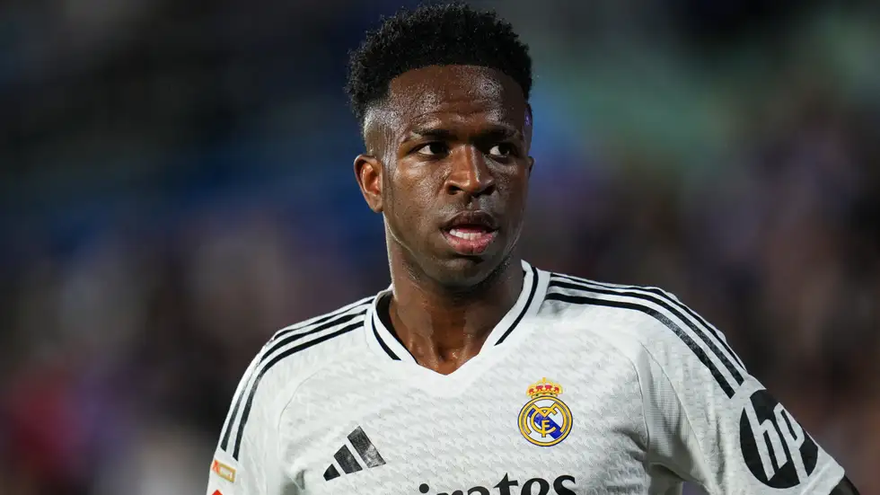 بين التوتر في مدريد والاحتفال في ريو.. فينيسيوس يستعد لحفل ميلاد أسطوري رغم أزمة العقد