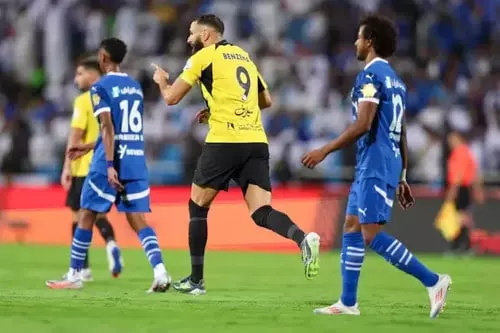 أثار الإعلامي الرياضي عبد العزيز الزلال جدلاً واسعًا بتصريحاته حول تحكيم مباراة الهلال والاتحاد القادمة، حيث أعرب عن قلقه من مستوى التحكيم. تعرف على تفاصيل تصريحاته وموعد المباراة التي سيحكمها الحكم الدولي الألماني دانيال سيبيرت.