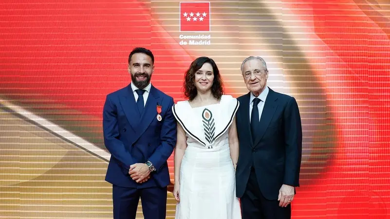 رئيسة مدريد تسخر من برشلونة خلال تكريم نجم ريال مدريد كارفخال