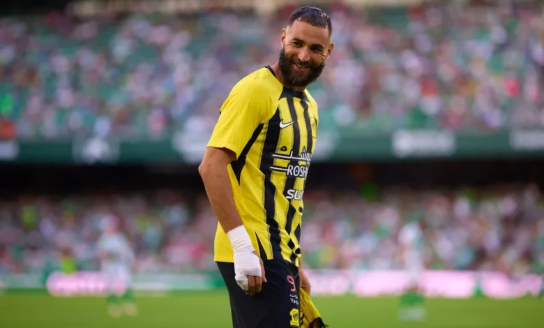 بنزيما يحتفل بأول لقب له مع الاتحاد ويتعهد بمواصلة الإنجازات