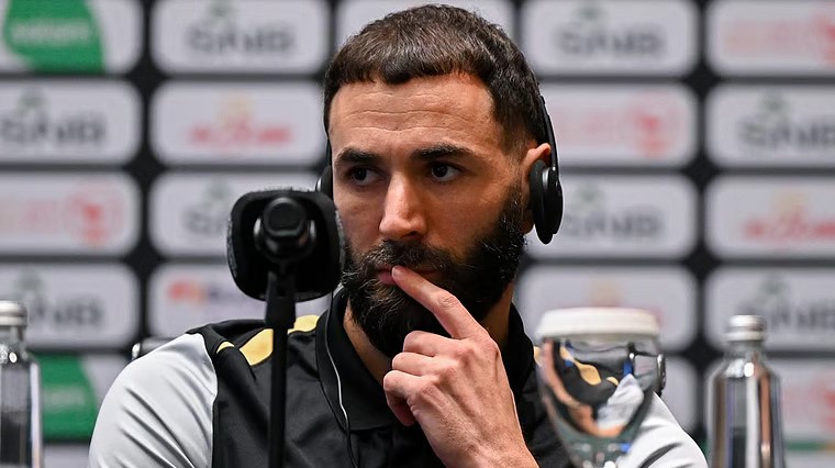 تتويج نجوم الدوري السعودي.. بنزيمة وبلان ورونالدو في قائمة الأفضل