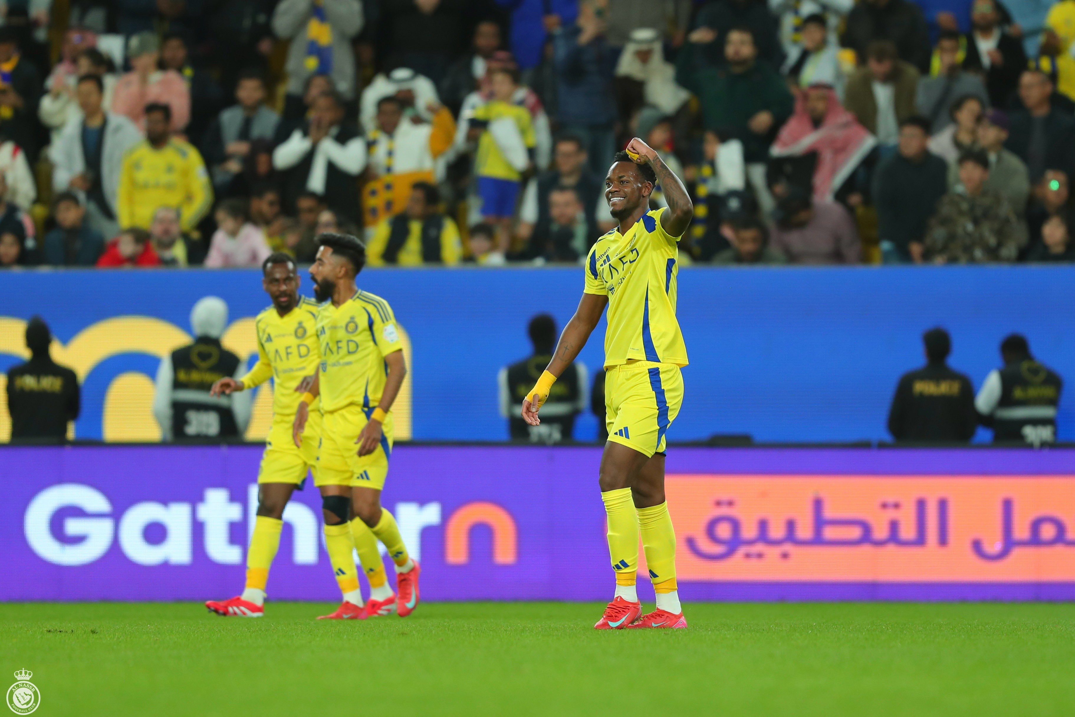 الكولومبي جون دوران يسجل ثنائية في أول مباراة رسمية له مع النصر، بينما يُضيف رونالدو هدفًا تاريخيًا في الفوز الكبير على الفيحاء 3-0. تفاصيل المُباراة وتأثيرها على ترتيب الدوري.