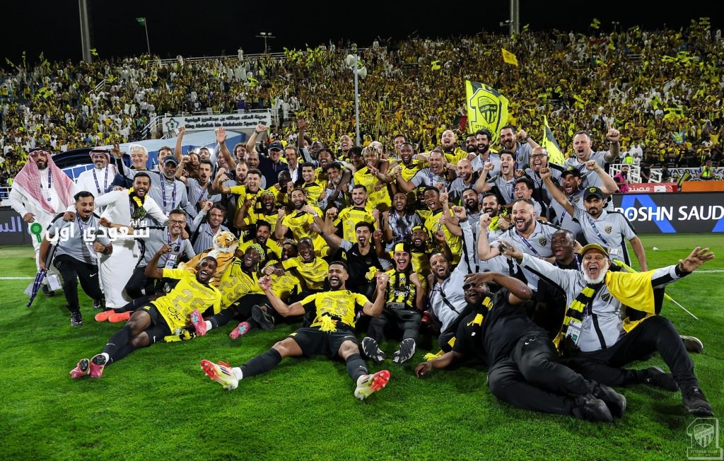 الاتحاد يحقق فوزًا صعبًا على الشباب ويقترب من لقب الدوري السعودي
