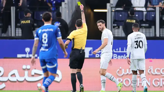 جدل تحكيمي كبير يحيط بهدف الهلال في مواجهة الشباب بالدوري السعودي