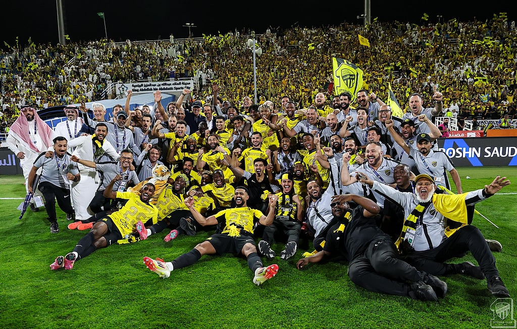 الاتحاد السعودي يتوج بلقب الدوري بقيادة بلان وبنزيما