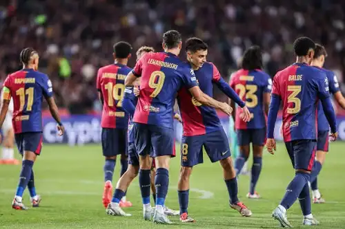 فليك يؤكد جاهزية ثلاثي برشلونة لمواجهة ريال مدريد في الكلاسيكو الإسباني