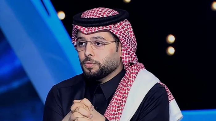 علق الإعلامي الرياضي علي العنزي على قرار تأجيل مباراة الكلاسيكو بين الاتحاد والهلال، مؤكدًا أن القرار جاء مناسبًا لتنظيم الفعاليات في يوم التأسيس، مع توقيت مثالي لجذب المتابعة العالمية.