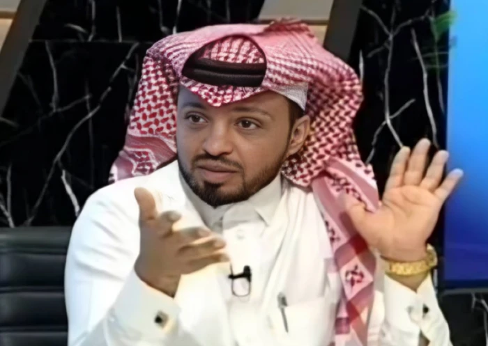 الإعلامي عبدالعزيز المريسل ينتقد دخول مدرب أهلي جدة أرض الملعب خلال مباراة الفتح، متسائلًا عن غياب الإجراءات الرادعة. تفاصيل الجدل وتفاعلات الجمهور.