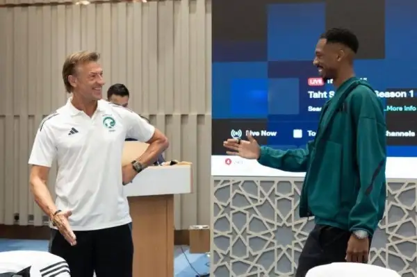 رينارد يستقبل محمد كنو بحفاوة في معسكر المنتخب السعودي