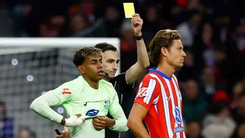 تقييم كارثي لحكم مباراة أتلتيكو مدريد وبرشلونة في الدوري الإسباني