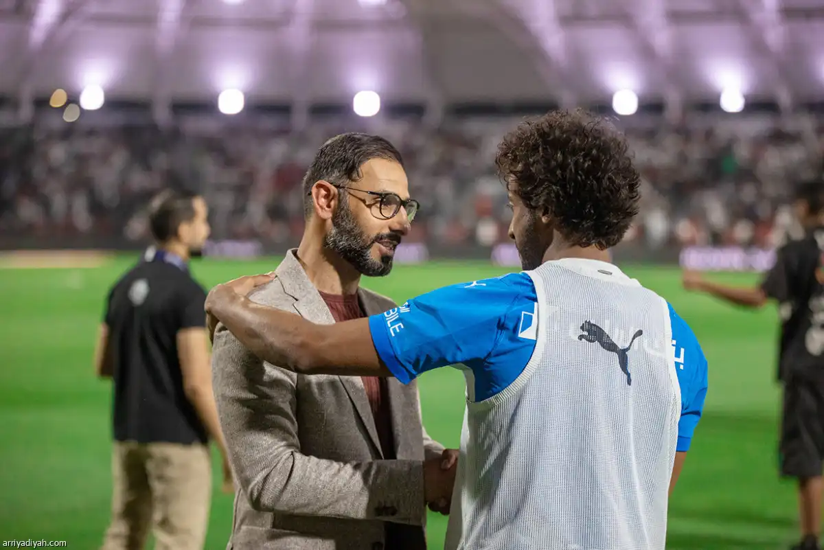لحظات ودية بين جيسوس وفيتينيو قبل مواجهة الهلال والاتفاق