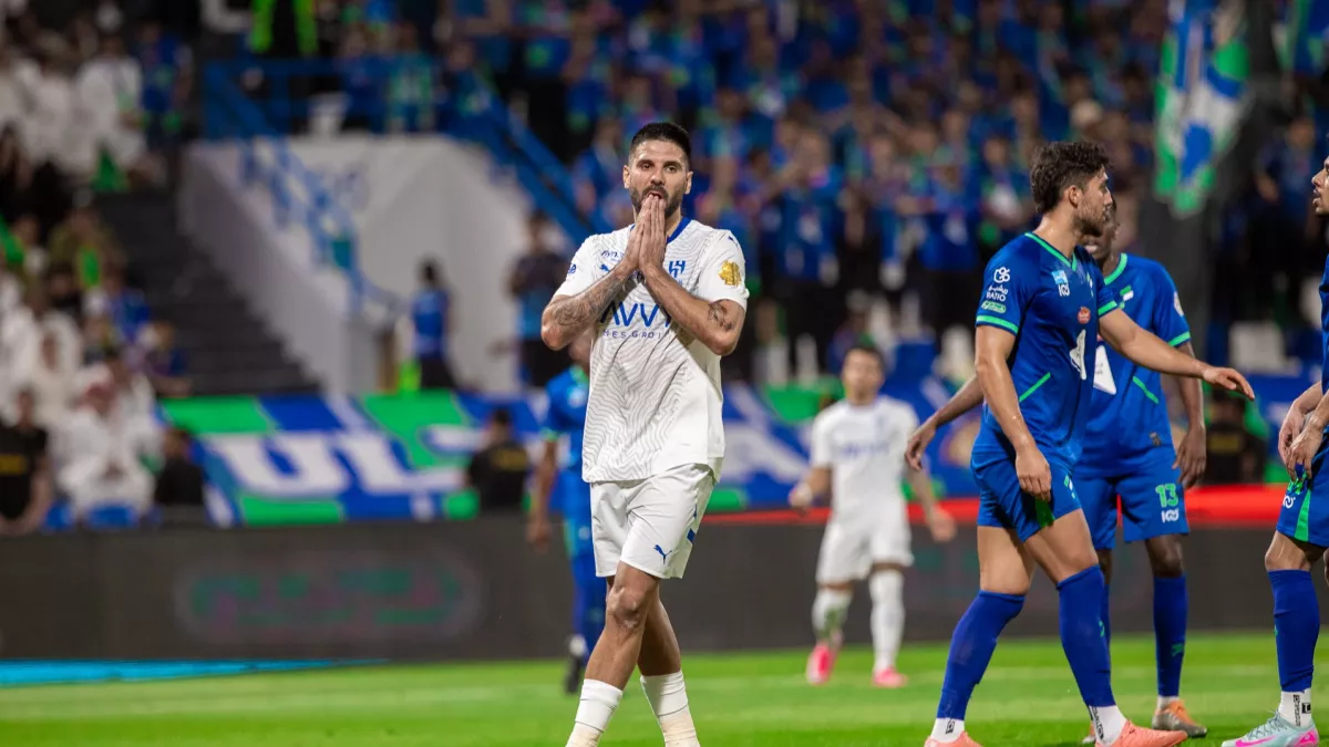 الهلال يشن هجومًا صيفيًا مدويًا.. عرض رسمي لضم نجم الفتح الشاب أحمد الجليدان