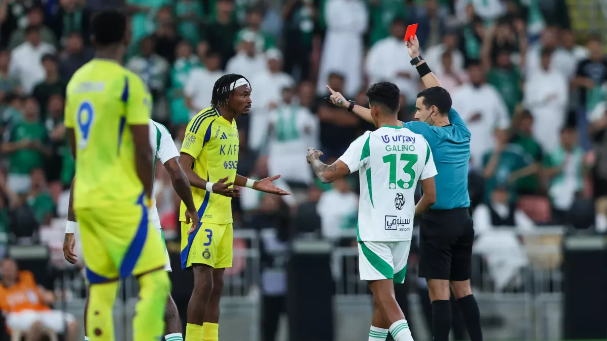 جدل تحكيمي كبير يسبق نهائي السوبر السعودي بين الأهلي والنصر
