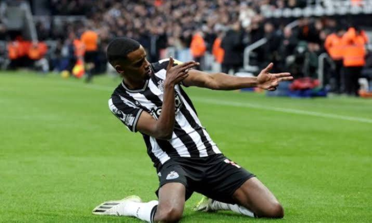 إيزاك يرفع سقف مطالبه.. 18 مليون يورو سنوياً ليبقى في نيوكاسل