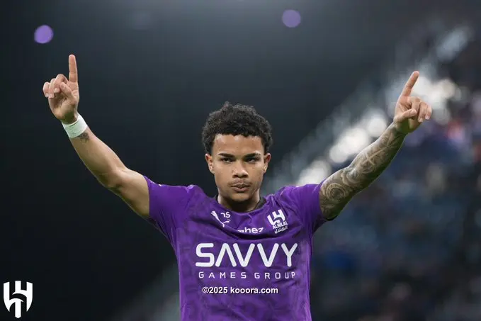 كايو سيزار يحتفل بالمباراة المئة في مسيرته الكروية مع الهلال