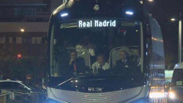 جماهير ريال مدريد تهاجم حافلة الفريق بعد الخسارة المؤلمة أمام بيتيس