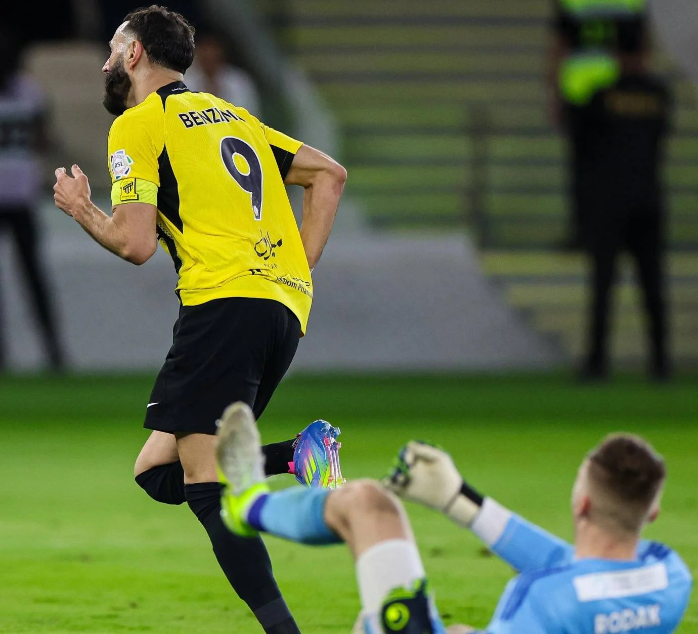 الاتحاد يتخطى الاتفاق بصعوبة 3-2 ويحافظ على صدارة الدوري السعودي