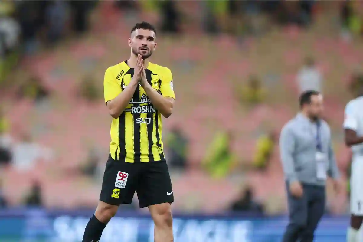 جدل تحكيمي بعد فوز الاتحاد على الرياض: اتهامات بتأثير VAR على قرارات الحكم