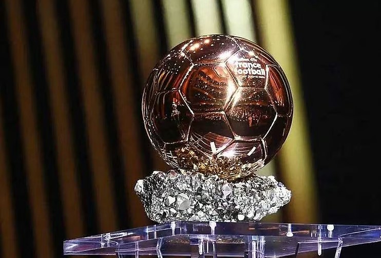 فرانس فوتبول تكشف أبرز المرشحين لجوائز أفضل الأندية والمدربين لعام 2025