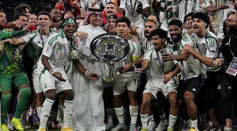 عبادي الجوهر وعائض وموضي يحيون حفل تتويج الأهلي بلقب النخبة الآسيوية