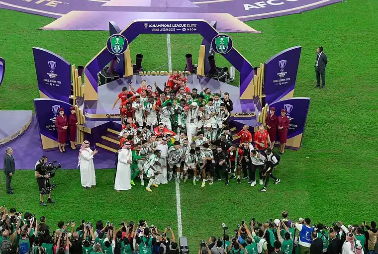الأهلي السعودي يحتفل بتتويجه التاريخي بلقب دوري أبطال آسيا للنخبة