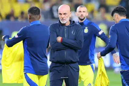 يواجه النصر أزمة دفاعية قبل مواجهة الاتفاق في الدوري، مع غياب علي لاجامي ومحمد سيماكان، مما يدفع المدرب بيولي للبحث عن حلول بديلة.