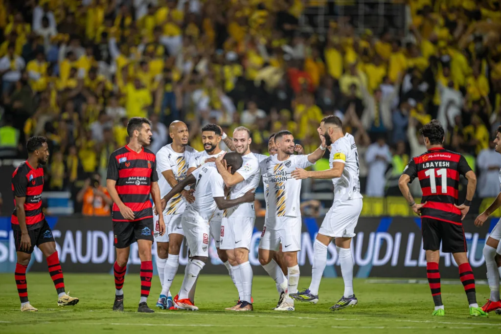 طاقم تحكيم سلوفيني لإدارة مباراة الاتحاد والرائد في الجولة 32