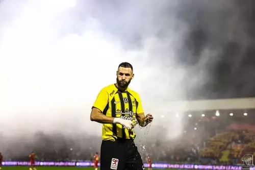 كريم بنزيما يُحيي جماهير الاتحاد بعد التعادل المثير مع القادسية