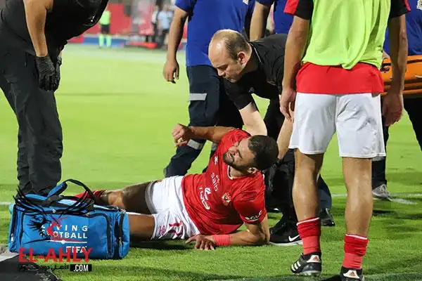 عمرو السولية يُظهر تضامنًا ملحوظًا مع محمد عبدالمنعم بعد إصابة الرباط الصليبي