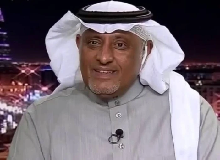 نشر الناقد الرياضي خالد العقيلي مقطعًا مصورًا عبر حسابه الشخصي على منصة "إكس"، يوثق لحظة مثيرة للجدل خلال المباراة التي جمعت فريقي الهلال والقادسية، ضمن منافسات الجولة الـ17 من دوري روشن السعودي للمحترفين.

نشر الناقد الرياضي خالد العقيلي مقطعًا مصورًا عبر حسابه الشخصي على منصة "إكس"، يوثق لحظة مثيرة للجدل خلال المباراة التي جمعت فريقي الهلال والقادسية، ضمن منافسات الجولة الـ17 من دوري روشن السعودي للمحترفين.

وعلق العقيلي على الحادثة بقوله: "هل يُعقل أن تشهد مباراة بهذا الحجم مثل هذه الأخطاء الفادحة دون تدخل تقنية الفار؟ أين هي آلية المراجعة؟ وأين ردود فعل المسؤولين عن تطبيق العدالة في الملاعب؟"، في إشارة واضحة إلى غياب إجراءات الاحتجاج الرسمية من قِبَل الجهات المعنية.

وأثارت تساؤلات العقيلي تفاعلًا واسعًا بين المتابعين، خاصةً مع تكرار الحديث عن حالات مماثلة في مناسبات سابقة، مما يعيد الجدل حول ضرورة تعزيز الشفافية وضمان نزاهة القرارات التحكيمية في البطولات المحلية.

يُذكر أن المقطع المنشور يركز على لحظة اعتبرها الجمهور спорية، لم تُناقش بشكل كافٍ من قِبَل لجنة الحكام، مما يضع علامات استفهام حول آليات المراجعة المُتبعة في مثل هذه الحالات.