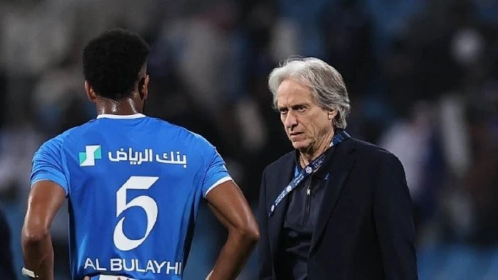 خلاف حاد بين مدرب الهلال جورجي جيسوس والمدافع علي البليهي يتصاعد خلف الكواليس، بعد انتقادات أداء تسببت في تدمير ممتلكات النادي وفرض غرامة مالية. اكتشف تفاصيل الأزمة وتداعياتها على الفريق.