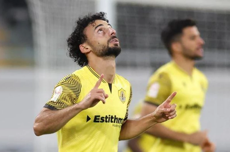 صفقة شبه نهائية.. الأهلي المصري يوافق على انتقال أحمد عبد القادر إلى الحزم السعودي